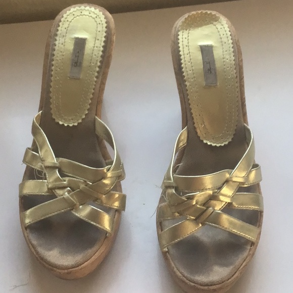 Gold wedge sandals- size 8 - Picture 1 of 7